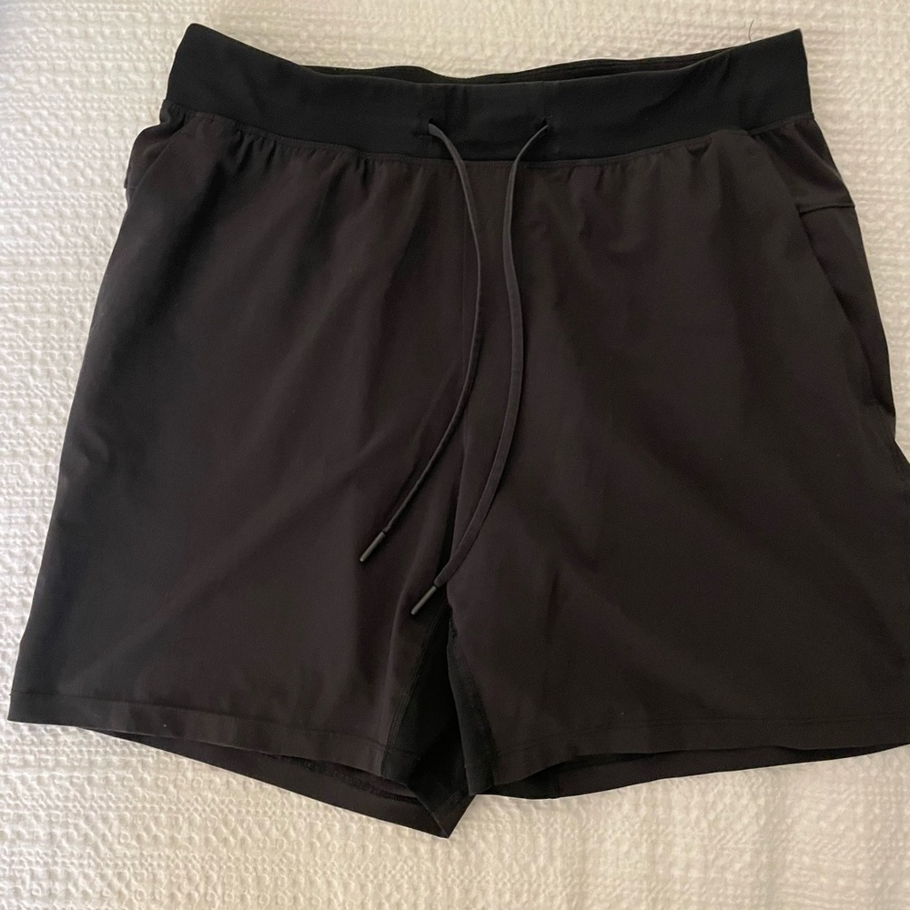 Black 7 inch Lululemon shorts